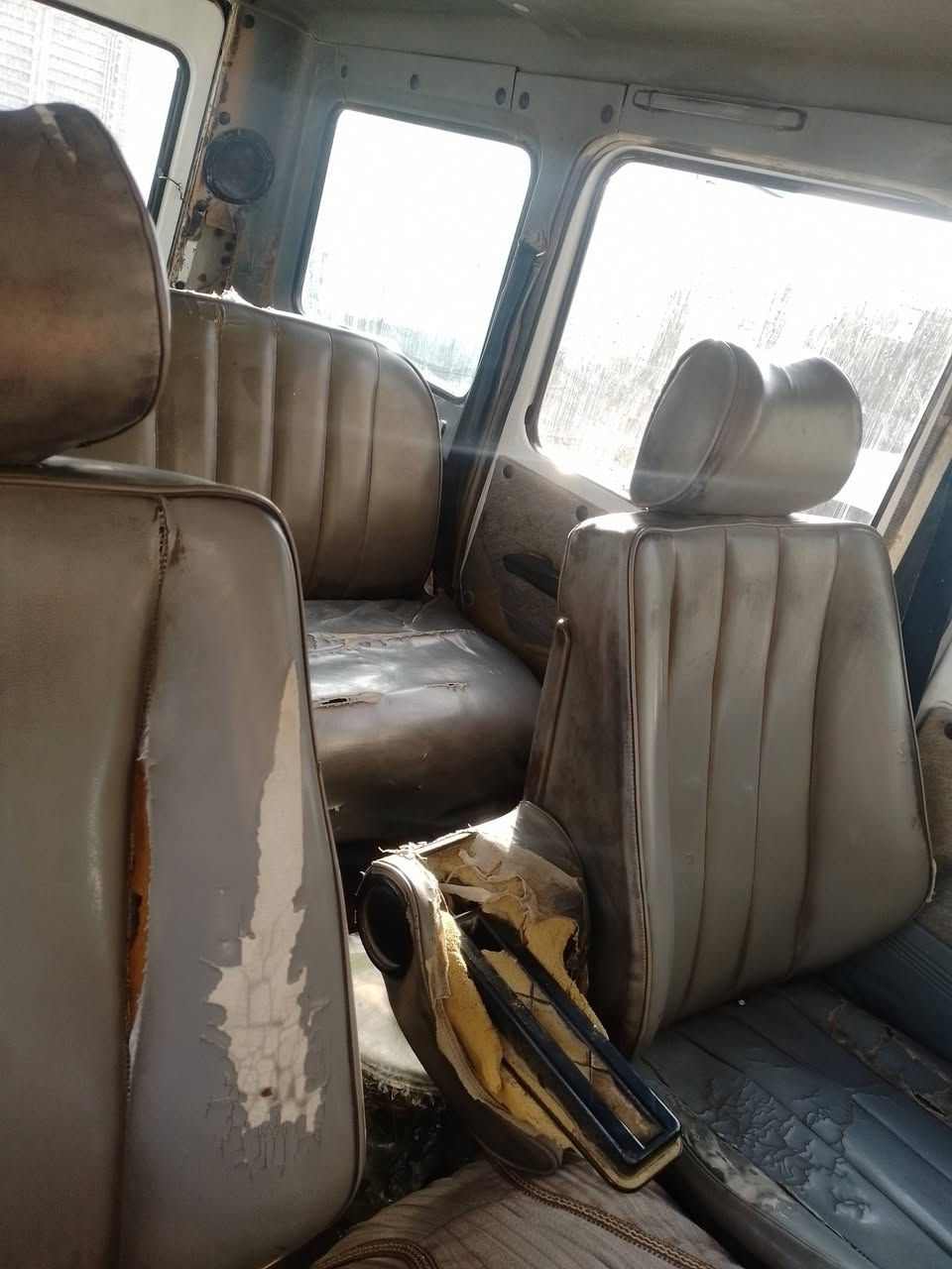 اخوان مارسيدس موديل ١٩٨٣ محرك راس ثور بي دخان بسمي هزه جديده تقريبا كشرها بلادي مكانها بغداد الحسينيه رقمها مميز سعرها ٦٥ بس الشراي  يخابرني ***********
