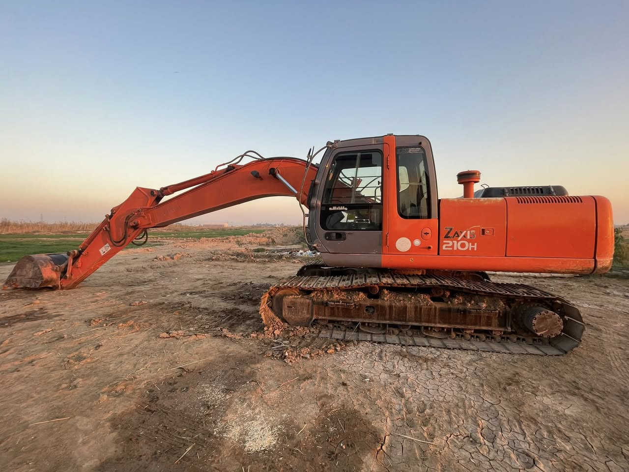 السلام عليكم حفاره زت للبيع موديل 2006 حجم 210Hمامفتوح بيه برغي مكفوله كفاله عامه***********
