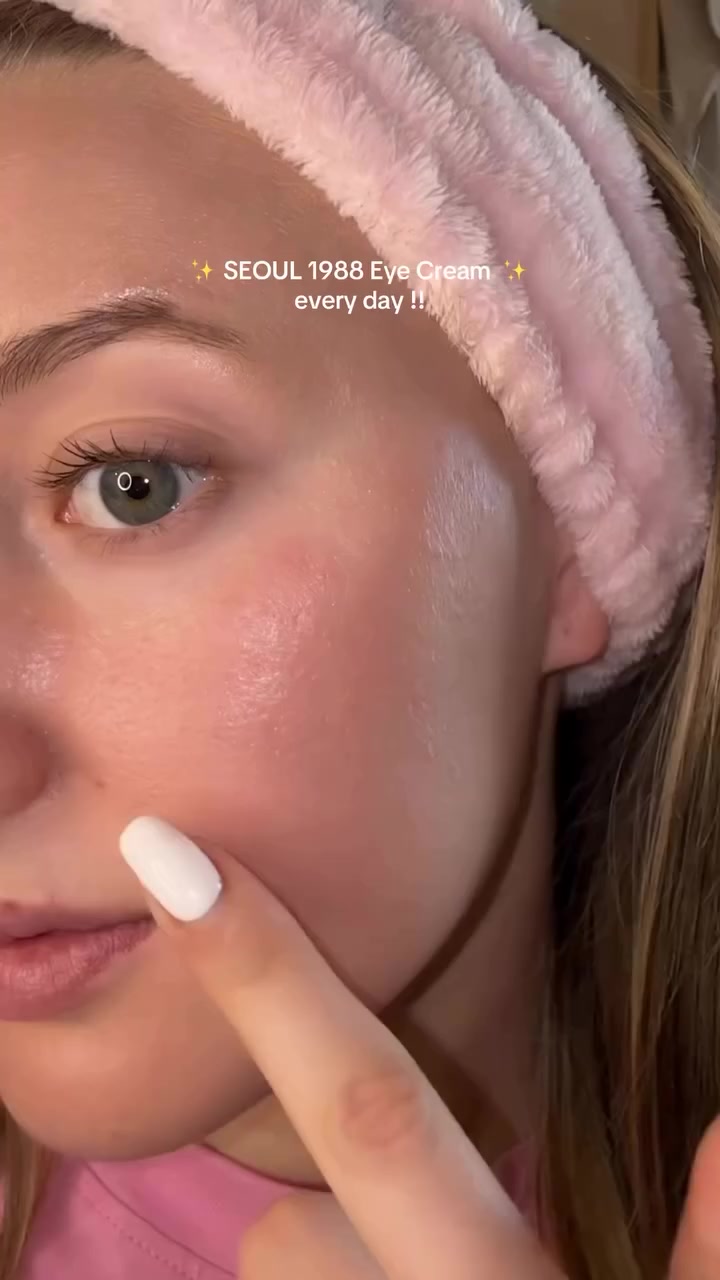 👀✨ بنات، إذا تعبتو من الهالات، الخطوط التعبانة، والبشرة حول العيون صايرة باهتة… جبتلكم الحل السحري من كوريا:
عصارة العيون 1988 Seoul 😍🇰🇷

شنو تسوي؟

تحتوي على ريتنال ليبوسوم 4% 👉 أقوى من الريتينول، يجدد البشرة ويحفز الكولاجين، يعني يقلل التجاعيد ويخلي البشرة مشدودة.

بيها مستخلص البقول المخمّر + فيتامينات + ببتيدات 👉 تعطي إشراقة، ترطيب، وتفتح الهالات الداكنة.

تركيبتها خفيفة، تمتص بسرعة، وما تترك أي دهنية.

مناسبة لكل أنواع البشرة، خاصة للبنات اللي يردن يحافظن ع شباب المنطقة حول العيون.


**إذا كنت صاحب هذا الإعلان وتريد حذفه لأي سبب، رجاءا أرسل رسالة إلى الدعم الفني**