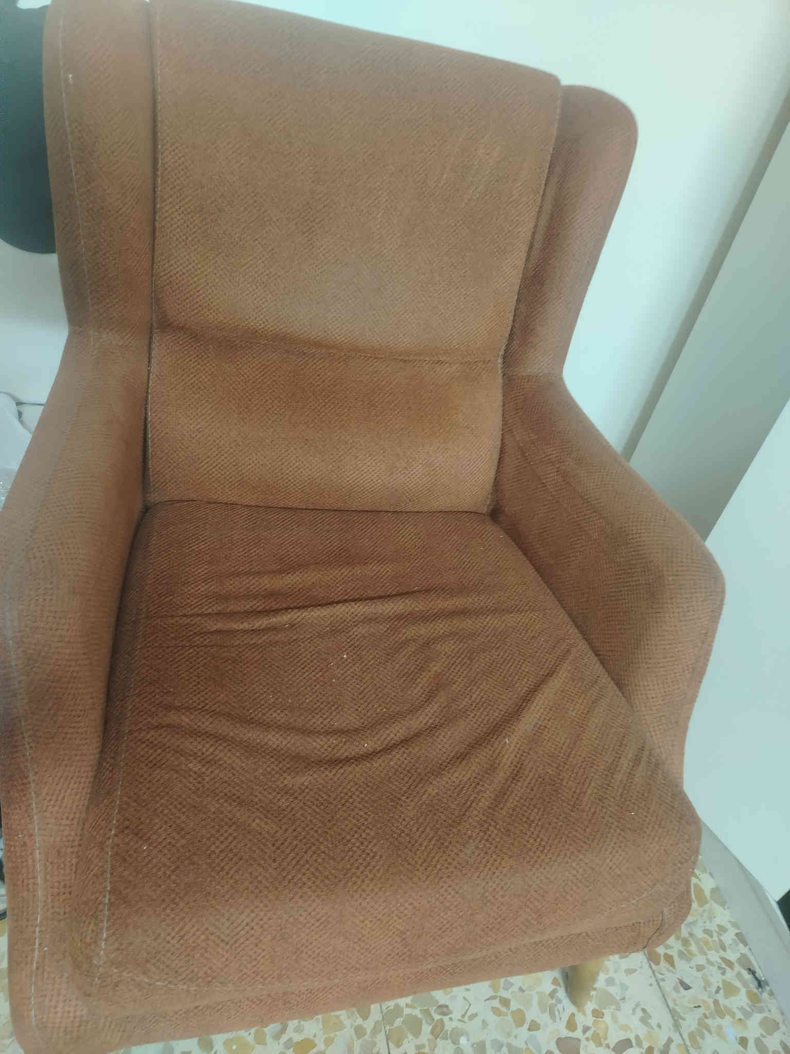 تخم عشر مقاعد تركي نظيف سرير ومخزن ٥٥٠ مكان زيونه اتصال *********** مع طبلات
