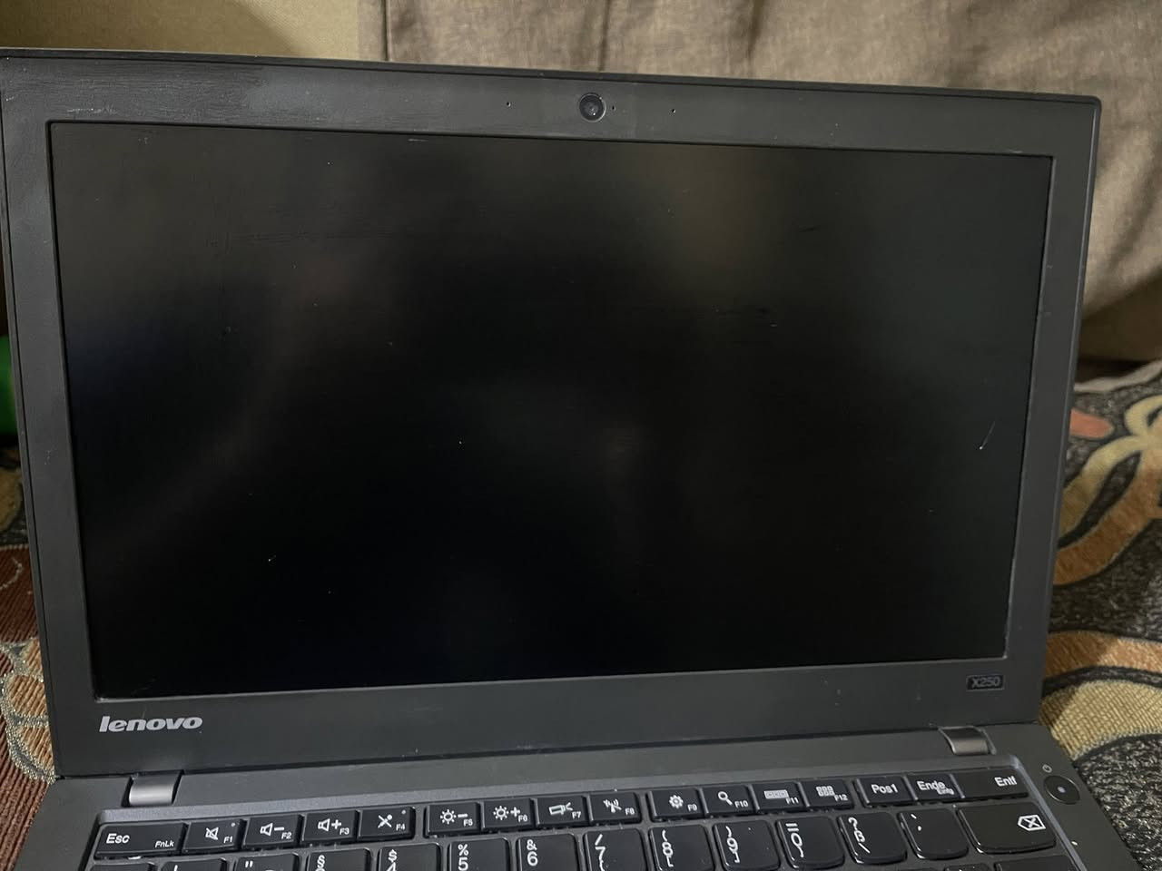 لابتوب لينوفو نظيف 
كور اي فايف الجيل الخامس 
رام 4 كيكا 
كارت شاشة انتل 2 كيكا 
هارد 238 كيكا 
حجم12 
سعره 100 الف
مكاني الشعب
بطاريته متطول هوايه تقريبا 20 دقيقه
***********
