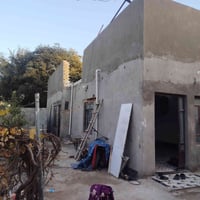 أخوان(بيتين) للبيع أول واحد يحتوي على غرفتين+صاله+مطبخ+مجمع صحيات خارج...