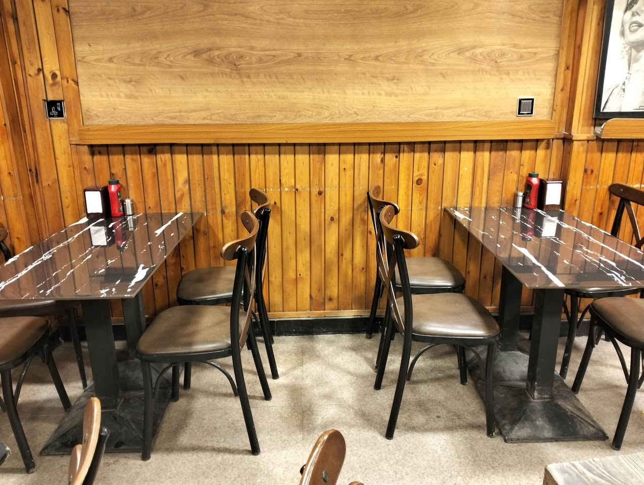 السلام عليكم
طاولات مستعمله للبيع العدد 20 طاوله للاستفسار بغداد شارع فلسطين 
للاستفسار 

***********
