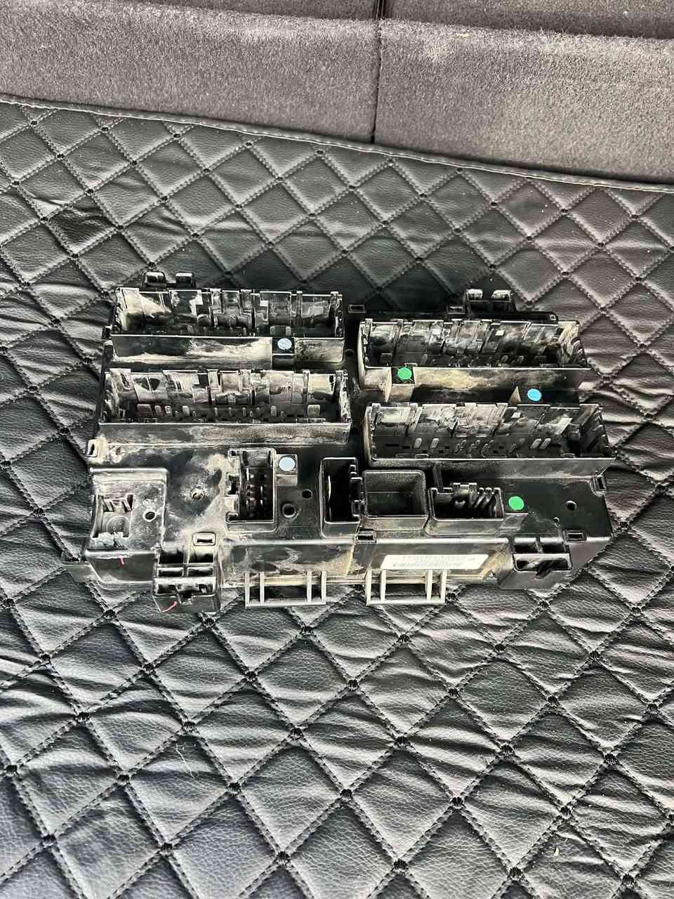 السلام عليكم 
لبيع
قاعده فيوزات جيب 
180 الف بيها مجال 
توصيل متوفر 
***********
