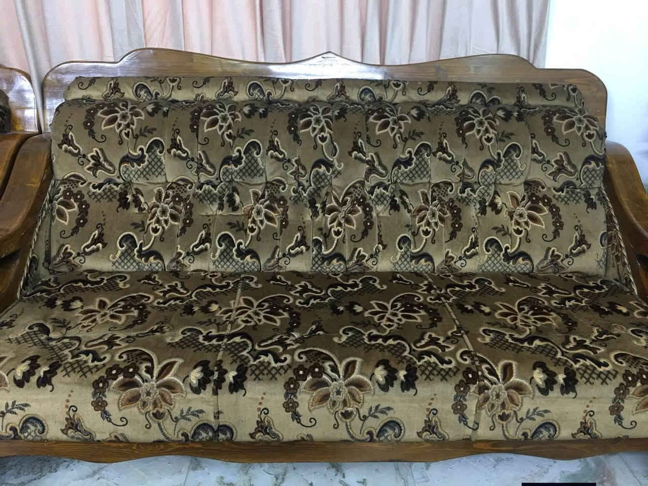 السلام عليكم تخم قنفات 10 مقاعد نظيف جدا بدون كسر او ضرر اثنين 3 مقاعد/ 1 مقعدين / اثنين كراسي السعر 350 ألف عنوان بغداد حي تونس للاستفسار الاتصال على رقم ***********
