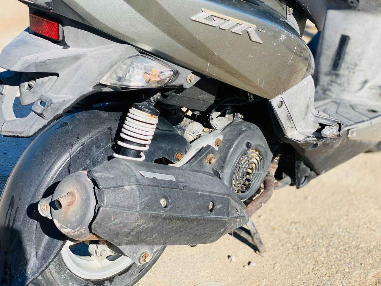 سلام عليكم دراجه للبيع جيتي ار دراجه شلعه ومعدل فول موديله 2014 كهربائيات كله شغاله المكينه مكفوله بس البجم مصبوغ كله ختم واحد المكان الكماليه الرقم ***********
