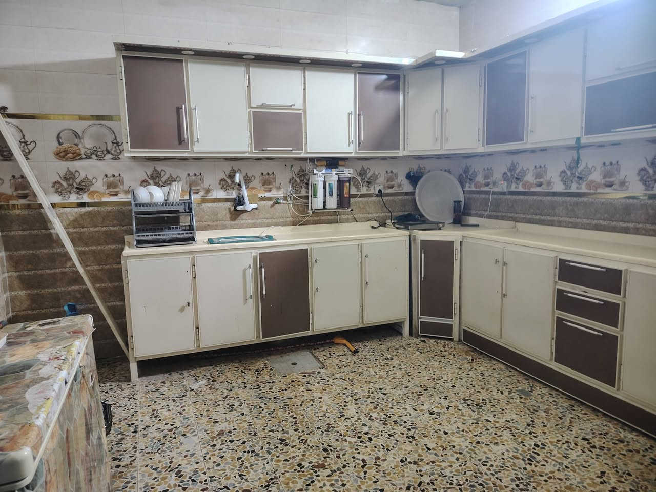 بيت البيع ميسان حي الكرامه قرب مستشفى التركي شارع ناصر ابو الباله مساحته 200 غرفتين مطبخ استقبال صاله وممر وساحه كبيره +محل
اي استفسار عله الخاص اول عله هذ الرقم ***********
