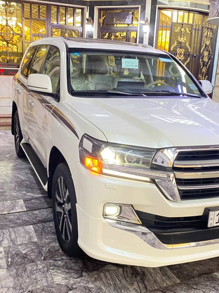 السلام عليكم
‼️ملاحظة قبل كلشي سعر السيارة منااسب 390 $ورقة ‼️ 
لاندكروز موديل 2019 بريم أصل معروفة مواصفاتها ام الدفدي و8 ايرباك وطفاية وتشغيل عن بعد وترحيب وجنطه كهرباء وكراسي كهرباء وباقي المواصفات المعروفة ماشية 96 الف حقيقي  عدتها وجكها واسبيرها ما نازل وأرقام وهزة وسنوية كلها جديدة وباسمي 

 ⭕️بيها ملاحظة كلش بسيطة صفة السايق 3 قطع فتح وربع الجامغ الخلفي صبغ و6 رصعات ناعمات كلش عل وضعهن بالقمارة والبنيد الباقي كفالة 

مكان السيارة بغداد  
رقم صاحبها ***********
