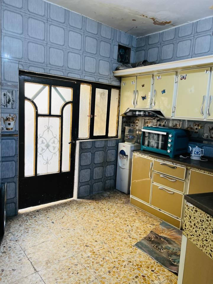 بيت للبيع مساحة 130 متر طابو زراعي الموقع السواجي شارع ابو ايمن خدمات كامله يحتوي استقبال غرفه نوم مطبخ صاله حمام داخلي وخارجي ومطبخ بارد و2 ممرات الرقم *********** السعر 28 وبي مجال
