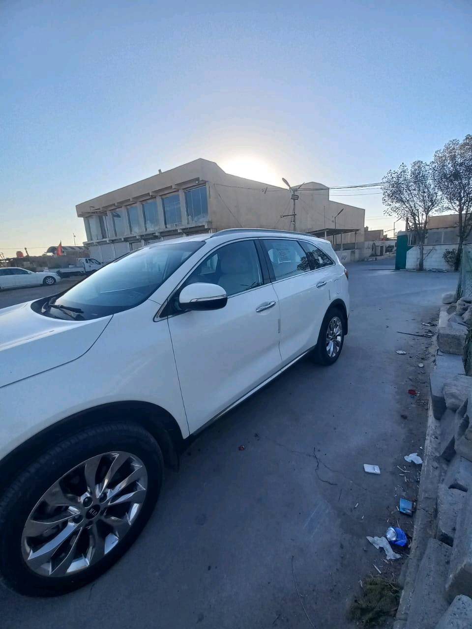 سلام عليكم
سورنتو 2020 خليجي بأسمي كامل موصفات عدا الفتحة كفالة عامة عدى بارد مبين بالصور سيارة مال بيت بعدها جديدة واحلى من الصور ماشية94000  مكينة وكير بالباكيت حدادية جديدة باب خلفي كهربائي كشنات كهربائية بصمة تشغيل بصمة ابواب حساسات امامية خلفية  رقم انكليزي الجديد تحويل ثاني يوم 
العنوان: بصرة أبي الخصيب