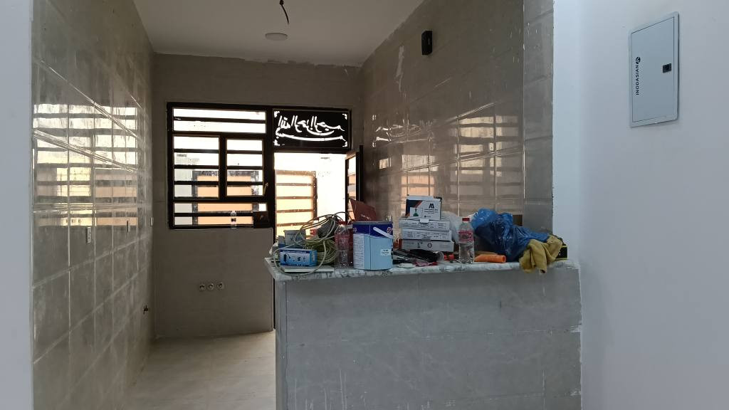 الدار زراعي للبيع 100 متر  السعر 135 مليون وبيها مجال البناء 2025 يحتوي البيت الطابق الارضي على صالة و مطبخ و حولي و حمام مع تواليت وغرفة نوم والطابق الثاني غرفتين نوم وحمام مع تواليت يعني مجموع الغرف النوم ثلاثة مع حمامين داخل البيت وتواليت خارجية موقع البيت في الدورة البعيثة في مجمع العدل الثالث الاستفسار على هذا الرقم *********** بغداد, العراق
