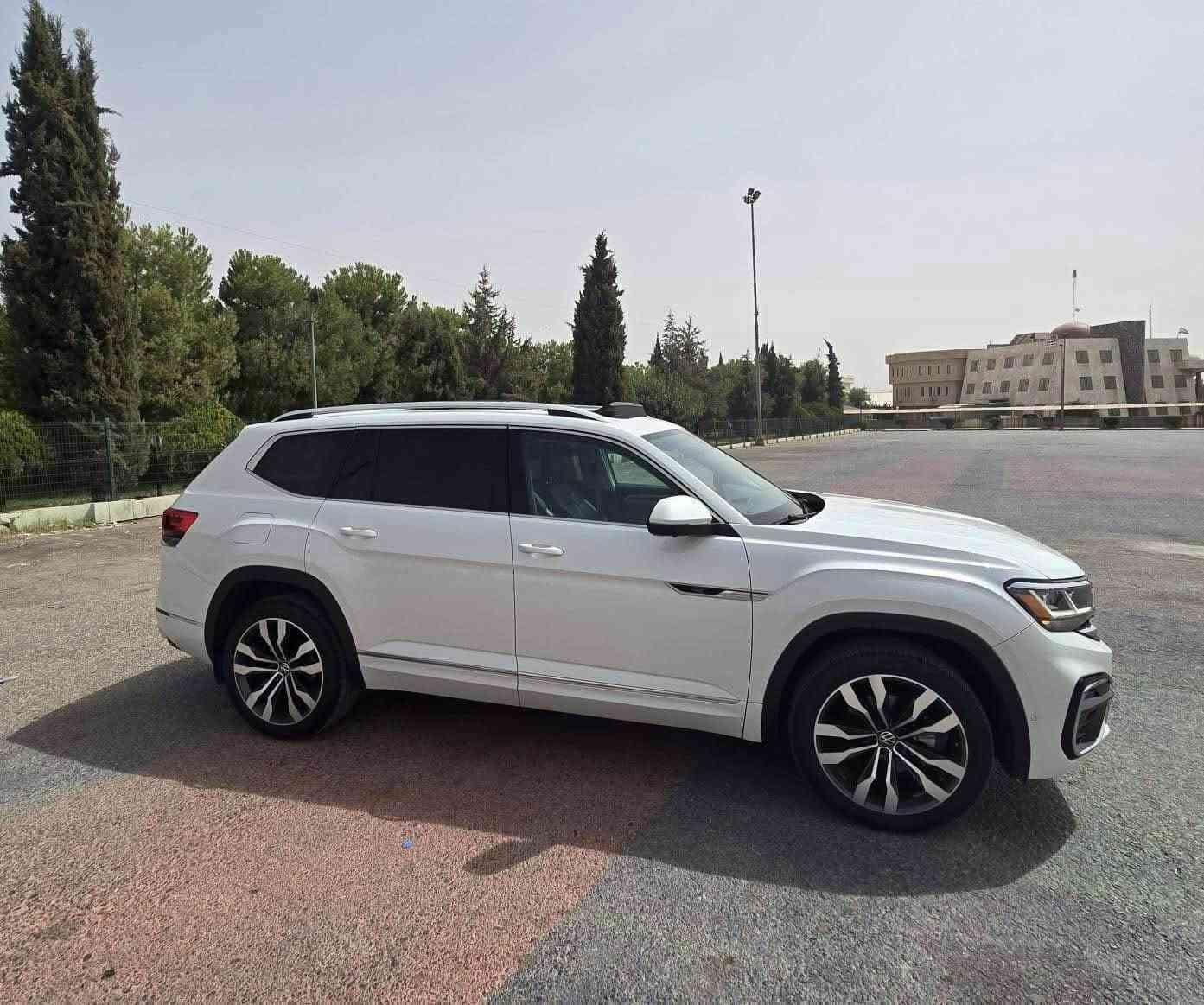 اللون : .اطلس فاملي ابيض لؤلؤي .2021
‏  V6 Se R-Line.4Motic 
المواصفات فول فول/1/1/أعلى فئة 
عداد المسافة : 90  ميل
حجم المحرك : 3.6( 6 سلندر )
السعر : 255$ بى مجال
المواصفات
دة بل اكسل : AWD  بردات ابواب
داخل اسود بيلادي فتحه سقف بانورما
ابواب بصمة بصمة تشغيل تشغيل عن بعد : REMOTE START
مرايا شفط كهربائي+إنارة 
سستم سماعات : FENDER شحن وايرليس
اوتو هولد : AUTO HOLD
اوتو ستارت : AUTO STARD
صندوق شفط كهربائي
 شاشة دشبول 
اوتو هولد
اوتو ستارت
اوتو بارك : AUTO PARK
اوتو ستوب : AUTO STOP
نظام : GPS
نظام : ECO
نظام : NORMAL
نظام : SPORT
نظام : SNOW
نظام
‏OFFROAD
نظام OFFR.CUSTOM
كشنات : ثلاث مقعد
كشنات جلد
كشنات جلد تدفئة+تبريد +خزن+ميموري
كاميرة " 360
كاميره امامي
كاميره خلفي
هاند بريك بصمة
رادار 360
رادار امامي ( تحديد مسار )
رادار جانبي ( نقاط عمياء )
رادار خلفي ( التحذير من الاصطدام )
حساسات 360
1.حساسات امامي
2.حساسات جانبي
3.احساسات خلفي
تحكم اسيرين استيرن تدفئة تبريد المس تبريد مركزي
لايتات LED زينون متحرك بيلادي بكلايتات LED بيلادي
ويل ابيض حجم 20
السياره صبغ بيها جاملغ وبنيد خمس اصابيع من باب جهة سكن 

 مكان السيارة موصل  رقم وتساب 
*********** اسيا
*********** اسيا
 *********** كورك
رقم شاصي
1v2rr2ca44mc530617 موصل, نينوى
