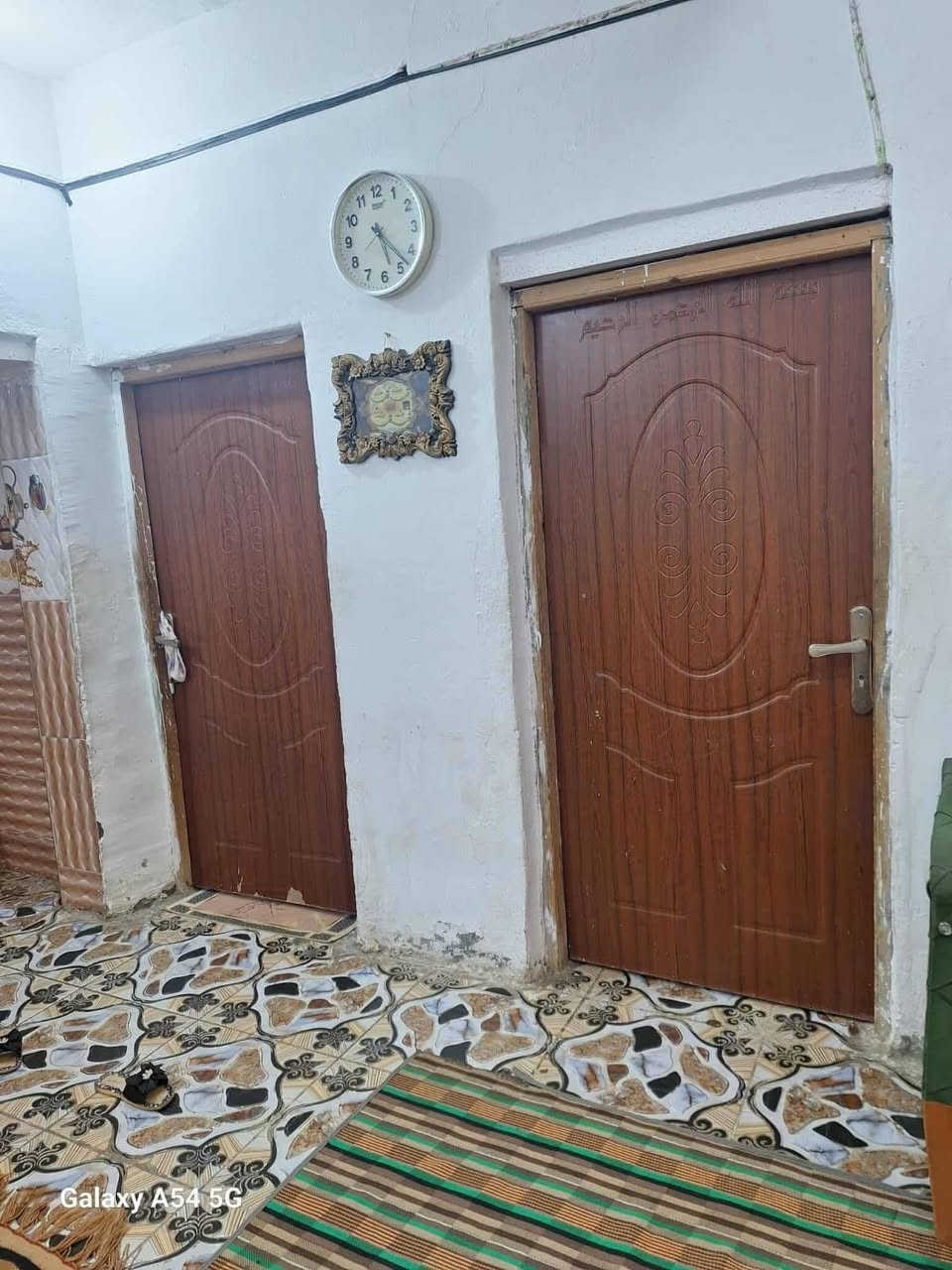 بيت للبيع بالضجريه مساحته 190 متر اعكاده بناء طابوك طابو صرف يتكون من غرفتين وصاله كبيره واستقبال اربعه ونص في ثمانيه ومطبخ وحمامات مع كافة الخدمات يمك صيدليه ومخضر واسواق ومخبز وفورتات يبعد عن الشارع العام 30 متر قريب جدا رقم صاحب البيت ***********@إشارة
