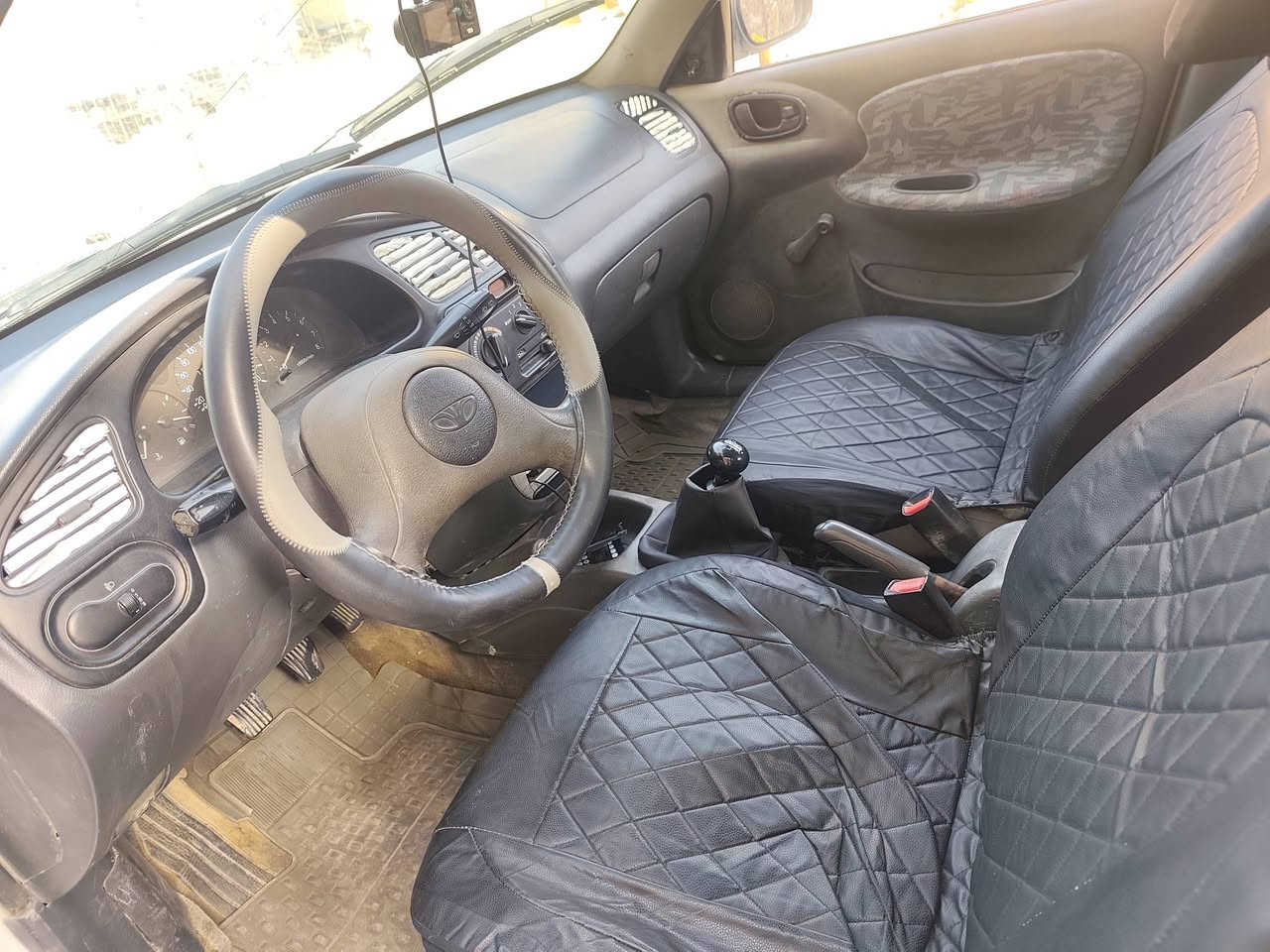 دايو لانوس صالون موديل2001
رقم واسط انكليزي دولي . كير عادي.هزه جديده تحويل ثاني يوم
سياره عائليه نضيفه مناقصها كلشي
شاشه+ كامره حوادث+ كير ومحرك بلادي
كهربائيات كلها شغاله.سنويه لنهاية ال27 بأسمي 
سياره نضيفه جدا ومتعوب عليها
صدر أمامي خلفي كله جديد.تخم تاير جديد.ربع متصرف عليها
السعر 38 وبيها مجال حق الجيه
العنوان واسط ناحية شيخ سعد 
للاستفسار/***********
