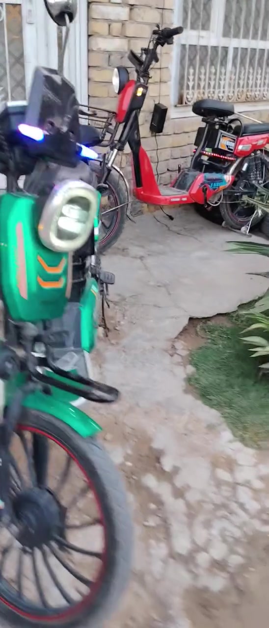 السلام عليكم باسكلات شحن للبيع  بطاريات ما متعوبات جدد  الباسكلات سويج وبصمه ويقفل تاير الخلفي واحد سرعته 99 والثاني 50 حقيقي اذا يقبطن شحن يمشن 10كيلوات لو اكثر السعر الواحد275 وبيه مجال


**إذا كنت صاحب هذا الإعلان وتريد حذفه لأي سبب، رجاءا أرسل رسالة إلى الدعم الفني**