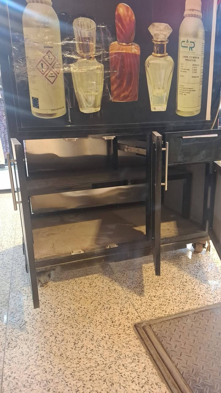 عارضة عطور للبيع
مثل ما موضح بالصور .. عارضة المنيوم ( ثقيل ) جديده ما مستدخمه هوايه  اضافة الى اناره لد بكل الخانات و بيها خزن ايضا وقاعده متحركه ...السعر 500 الف
للاستفسار
***********
***********
