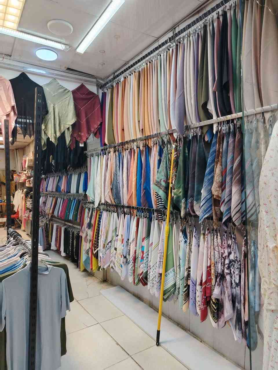 سوق الحريه الثانيه
المحل معروض لبيع البضاعه فقط ايجار المحل 900الف
نزال المحل ١٦ متر نوع البضاعه شالات. ***********
