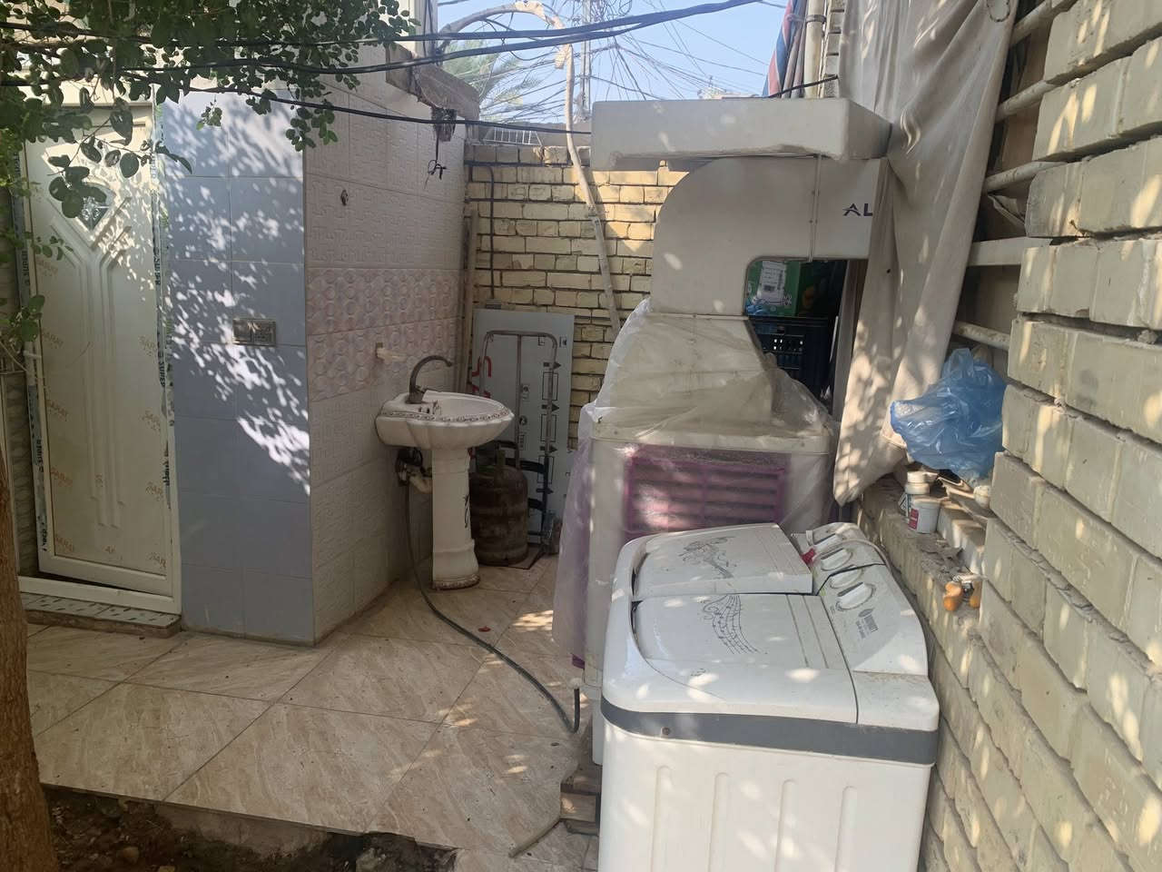 السلام عليكم
بيت للبيع المساحه 240 متر كربلاء البوبيات 
بناء طابوق 🧱 
طابق واحد / الداخل مكون من
غرفتين نوم / واحده منهما معها سويت 
صاله 7*5 
الاستقبال مفتوح على الصاله 6*5 
حمامين 
طرمه كبيرة مع حديقه وحمام خارجي 

العنوان كربلاء الحر الصغير قرب أسواق السلطان 

الأرقام : ***********
***********
