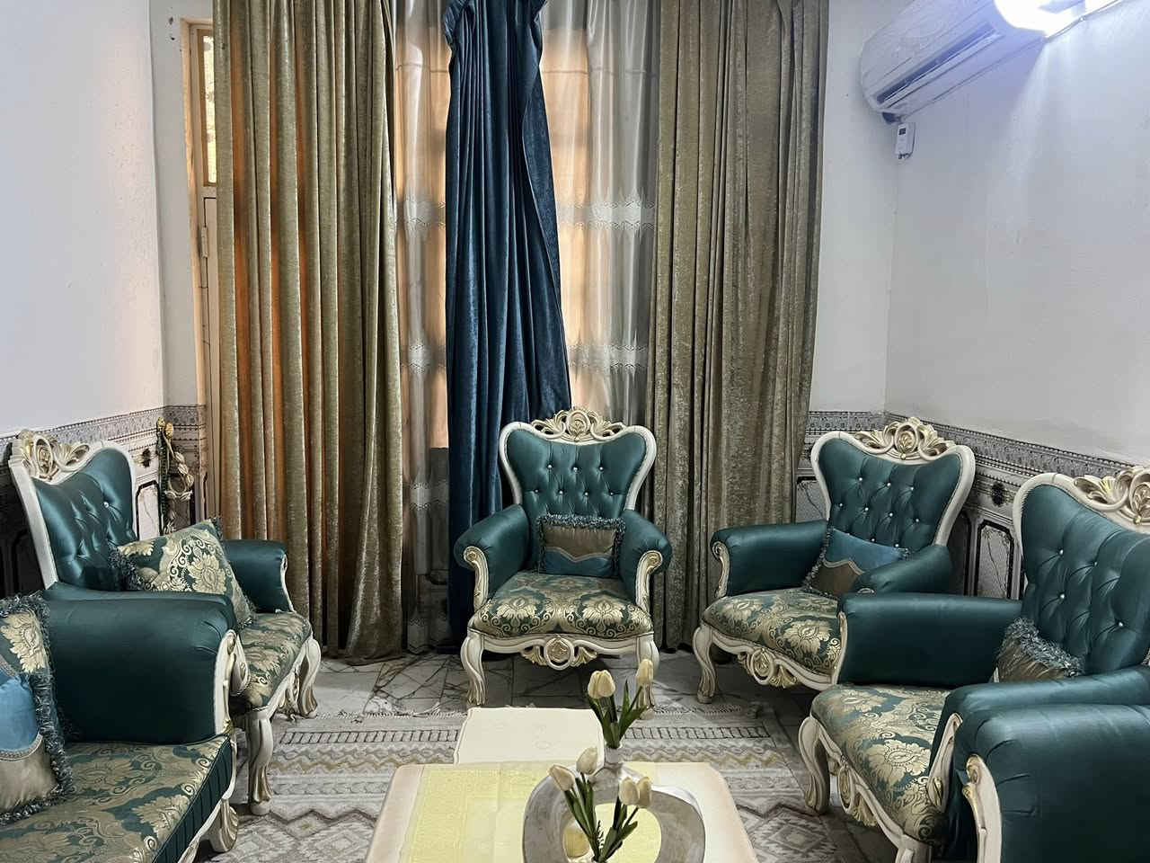 السلام عليكم
دار للبيع في حي العباس الفرع الاول مساحة ١٠٥م واجهيه ١٠ طابو زراعي سند ٢٥ (بداية حولي فرع الاول له ثلاث مداخل من شارع بغداد اسواق عبدلله و شارع بارون وشارع فرع الاول قريب على شارع العام .
محتويات البيت 
يحتوي على اربع غرف نوم
الطابق الاول
طارمه وصحيات 
مطبخ حار +بارد + صاله + استقبال +غرفة نوم + منوار خلفي
الطابق الثاني 
يحتوي على ثلاث غرف نوم + صاله + حمام + بالكونه 
الطابق ثالث 
بيتونه كبيره تصلح مخزن 
الاستفسار الاتصال على رقم 
***********واتساب او اتصال 
***********
