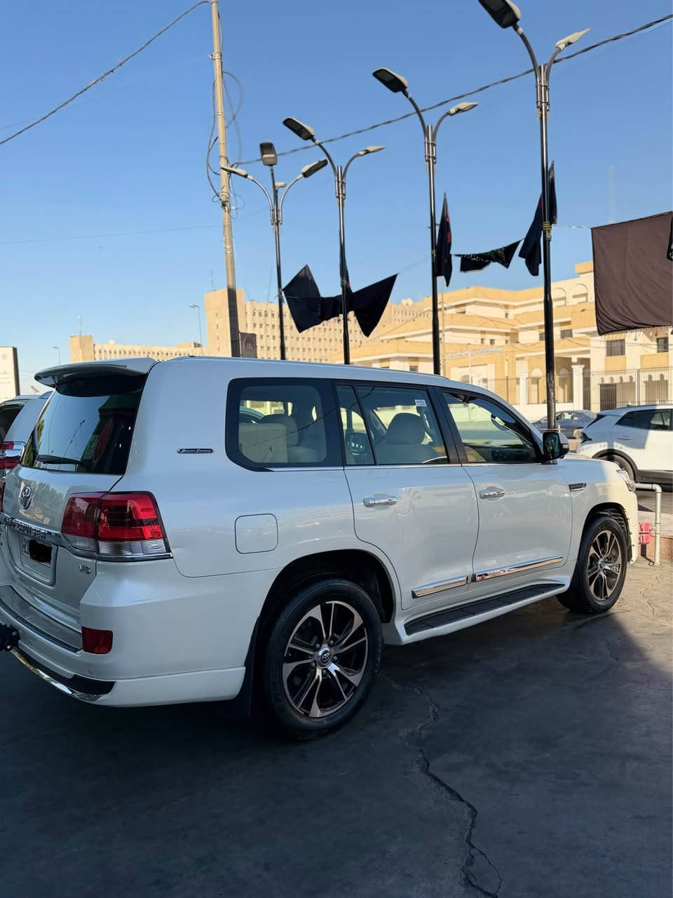 لاندكروز 2021 GXR 
رقم سليمانية 
ماشيه 83,000 km 
سونار موجود بالمنشور سيارة جديدة ونصيفة خدوش بسيطة جداً اغلبها بوليش تروح 
بيع سريع وسعر مناسب 
*********** بغداد, العراق
