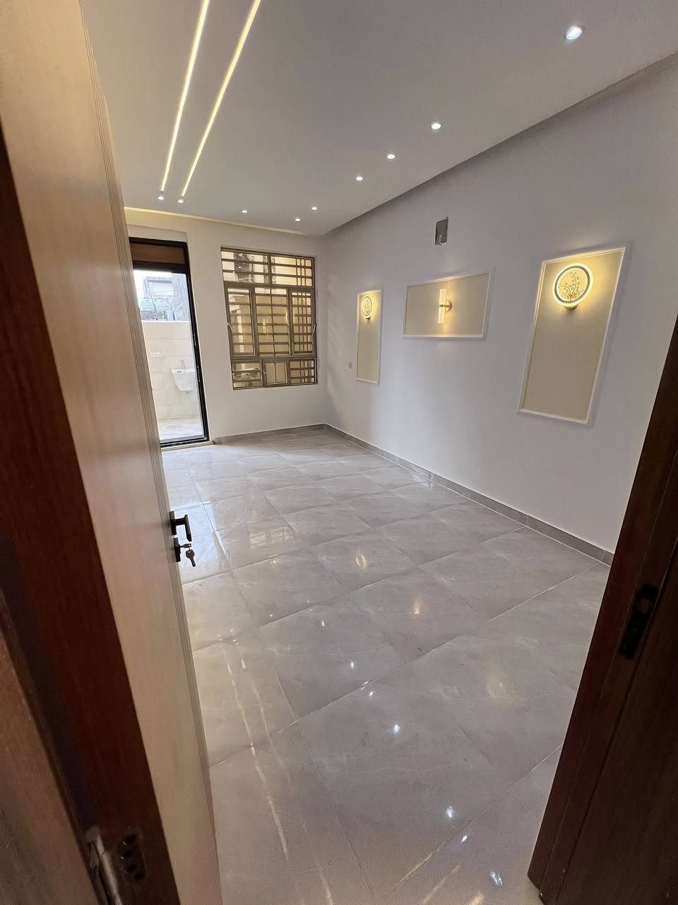 السلام وعليكم دار للبيع المساحة 100متر طابق ونص مفول يحتوي على صالة ومطبخ وحولي كبير وغرفتين نوم وحمام عدد 3 البيت نظام ديكورات جبسن بورد ونظام كامرات شغل درجئ اولى باسمي مباشر تنازل شركة الموقع الدورة البوعيثة مجمع العيثاوي شارع مول ادم  تفاصيل اكثر  للاستفسار (***********)(فقط واتساب***********)
