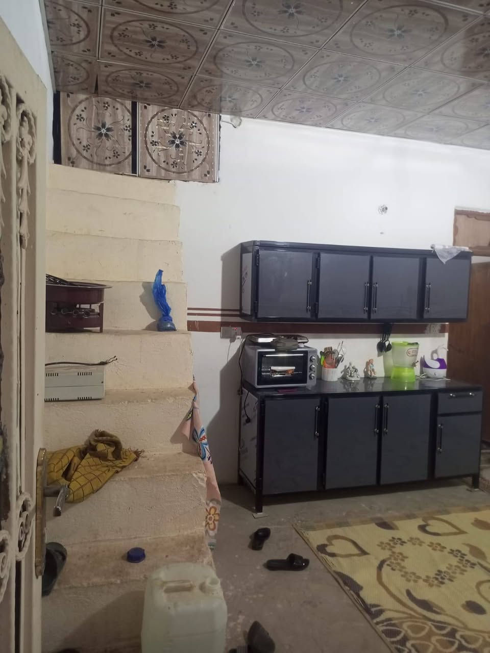 دار زراعي 100م للبيع غرفه وصاله ومطبخ وصحيات وطارمه كبيره بناء بلوك اساس تجعيب سقف عگاده براكيه شارع المطار القديم الفرع المقابل المولده الاولى السعر 22  بيع نقدا فقط
للاستفسار اتصل ***********
