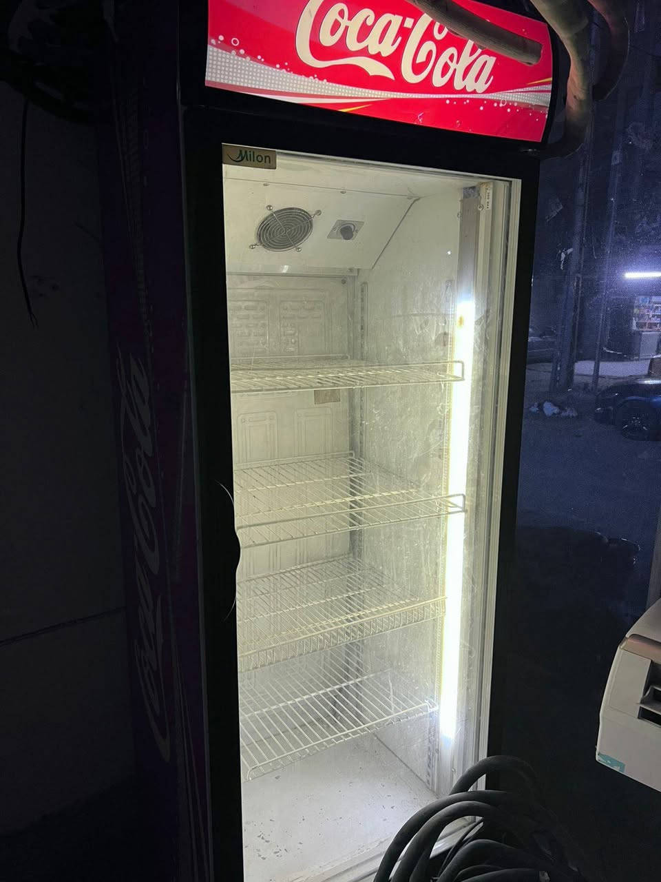 للبيع براد نضيف كلش تبريد خير من الله  بغداد شارع النضال ***********  ((  300 ) )
