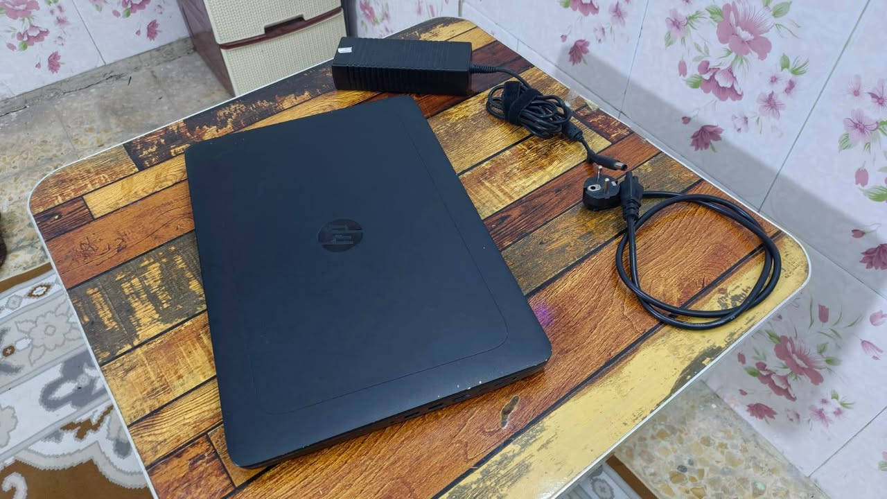 لابتوب hp
السلام عليكم   لابتوب hp Zbook
جهاز قوي وممتاز للأعمال الهندسية، التصميم، والمونتاج
السعر 450 وبي مجال 

المعالج: Intel Core i7-7820HQ
الذاكرة العشوائية (RAM): 8 جيجابايت.
كرت الشاشة 
NVIDIA Quadro M2200 (بذاكرة 4 جيجابايت).
Intel HD Graphics 630.

وحدة التخزين: 256 جيجابايت نوع SSD (سريع جداً من نوع NVMe).

نظام التشغيل: Windows بنظام 64 بت.

ملاحظة: الجهاز عبارة عن محطة عمل (Workstation) من فئة HP الاحترافية المخصصة للأداء العالي.
واتساب ***********
