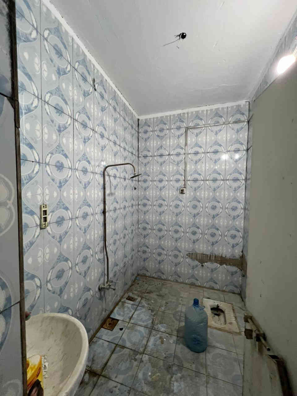 بيت للايجار حيّ الاصدقاء قرب تقاطع العسكري
طابقين بمساحة 200م
يحتوي الطابق الارضي ع غرفتين وصالة ومطبخ واستقبال وكراج وصحيات 
الطابق الثاني يحتوي ع غرفتين وصالة وصحيات سعر الايجار 900الف قفل الاستفسار ***********
