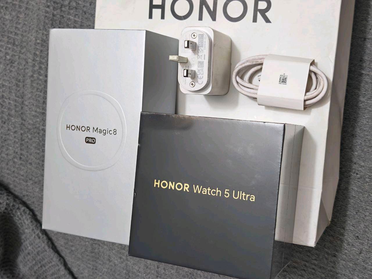 السلام عليكم ورحمة
موبايلي هونر ماجيك 8 برو انسيته بتكسي وراح وسويت دعوه وما راح يرجع 
 اريد ابيع متعلقاته ما عدا كاوتونه احتاجه بالدعوه
شاحنه هونر 100 واط وساعه جديده بالجيس 5 الترا  ما مستخدمها ربي لا يوفق الحراميه والسراق ورجعت لموبايلي القديم
بسعر 300 الف
تواصل واتساب *********** 
