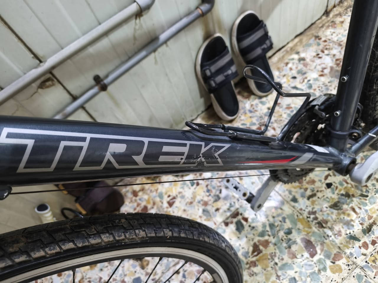 سلام عليكم
بايسكل ترك للبيع. 👍🏻😮‍💨
البايسكل نظيف جدا 🫰
من شركه ترك العالميه امريكي🇺🇸 الصنع مواصفات نادره 🫡
ماشه كاربون فايبر رياضي 🪙🏎
المعدن المنيوم والبايسكل خفيف 🫣
المكينه الاماميه 3نمرات والمكينه الخلفيه 9نمرات 🏎
نوع المكينه ماركه شيمانو اكيرا 🚀
معروف الترك بانسيابيه الهواء الي بتصنيعه🚅💨
مناسب للمسافات الطويله وترحال 🌇🌆🏛
التايرات من شركه ديستون 💢
الستيرن من شركه بونتريكر☣️🅱️
"السرج دبل حقيقي ممتص للمطبات وللوزن الثقيل↕️
 الون سمنتي 🖤
البايسكل نموذج FX. 7.4
والبايسكل احله من الصور بهواي 
المكان بغداد


**إذا كنت صاحب هذا الإعلان وتريد حذفه لأي سبب، رجاءا أرسل رسالة إلى الدعم الفني**