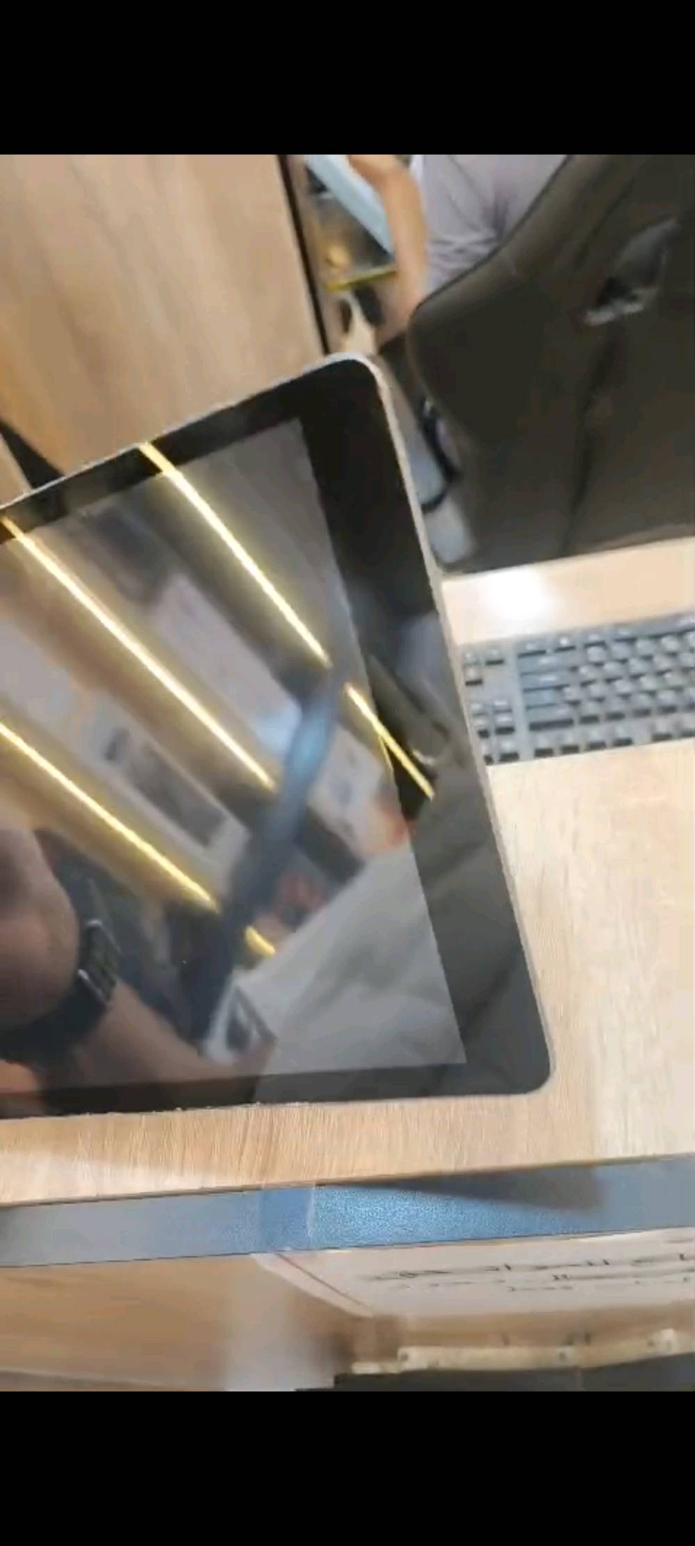 ايباد 9 للبيع مصلح لمس فقط عنواني البصرة ابي صخير المعسكر . ***********
