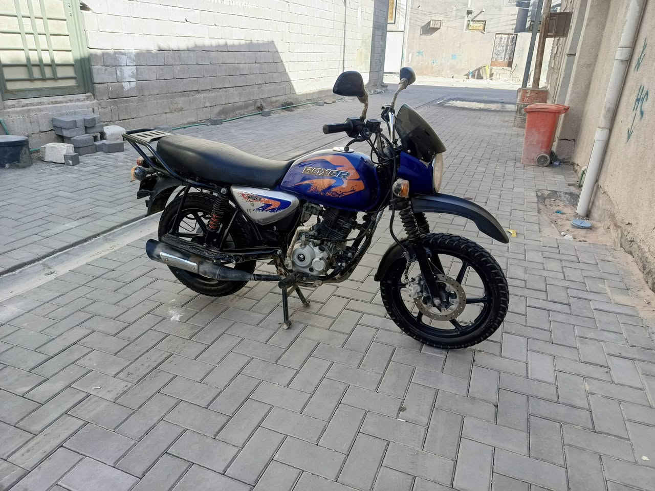 السلام عليكم دراجه بوكسر فحل للبيع رقم وسنويه موديل 21 كفاله كله على البلاد نضيفه كلش تحويل ثاني يوم السعر واحد و 650 )  1650 عنواني بالزبير الشراي يتصل *********** الدراجه شرط أحله من الصور
