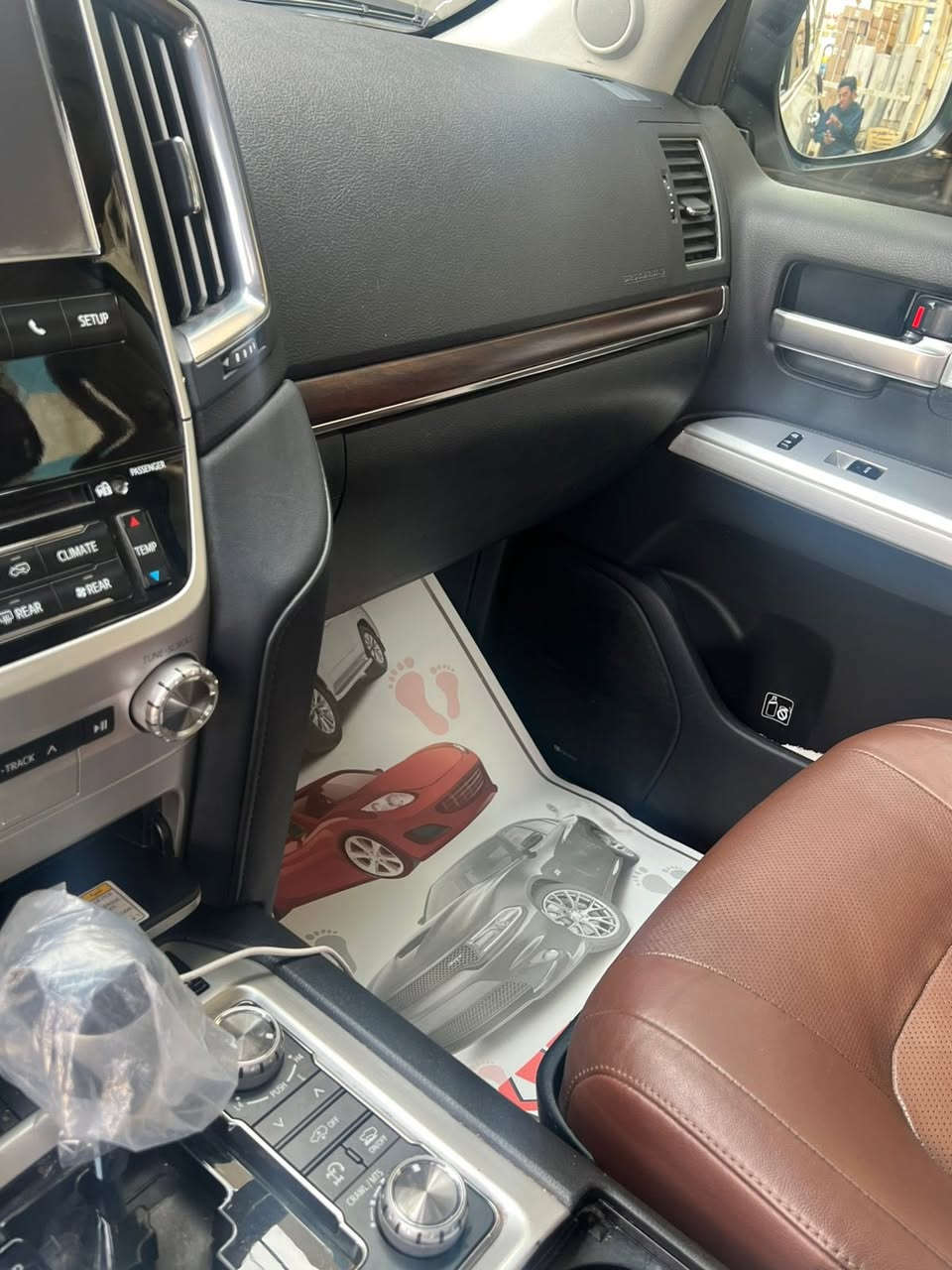 سلام عليكم لاندكروزر للبيع موديل 2017 ثمانية سلندر VXR رقم بغداد بأسمي سيارة جديدة جدًا مكفول كفاله عامه من صبغ وتبديل بيها فقط بارد صغير جداً مواصفات سيارة لكزس فول مواصفات جكات تصعد تنزل 
أربع كامرات 
رادر تحديد مسار مثبت السرعه كشنات كهرباء ستيرن كهرباء انظمه قياده مواصفات لكزس 
داخل غرفته قرميدي  فول مواصفات 
كشن ذاكره صندوك كهرباء سنتر لوك بل باب 
تخم تايرات جديد تبريد بل شاشه ثلاث قطع 
ثلاثة شاشات ماشية 86الف سيارة جديدة 
عنوان بغداد مدينة الصدر الأورفلي السعر عند الاتصال رقم ***********
