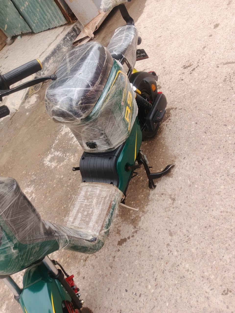 دراجه r9 موديل 2026 بطاريات 32 امبير خمس بطاريات جدد صار الهه سبوعين طلعتهه من الوكيل دراجه حلوه جاهزه نانقصهه اي شي بيهه سويجين وبصمتين وكارت السله والكفات والمرايات موجوده  السعر 500 وبيهه مجال الرقم *********** بس واتساب
