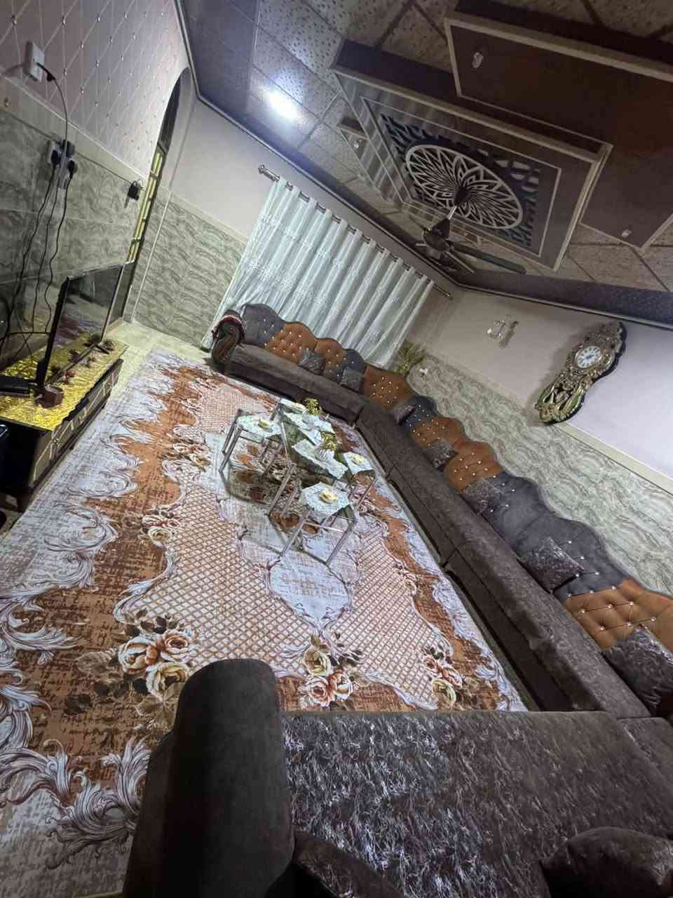 للبيع
دار للبيع الموصل حي القاهرة المساحة 255 ملك صرف قرب اسواق حجي عيسى. 
طابق ونصف 4 غرف نوم وهولين واستقبال وصحيات بالطابقين
السعر 200 مليون وبي مجال قليل
***********

