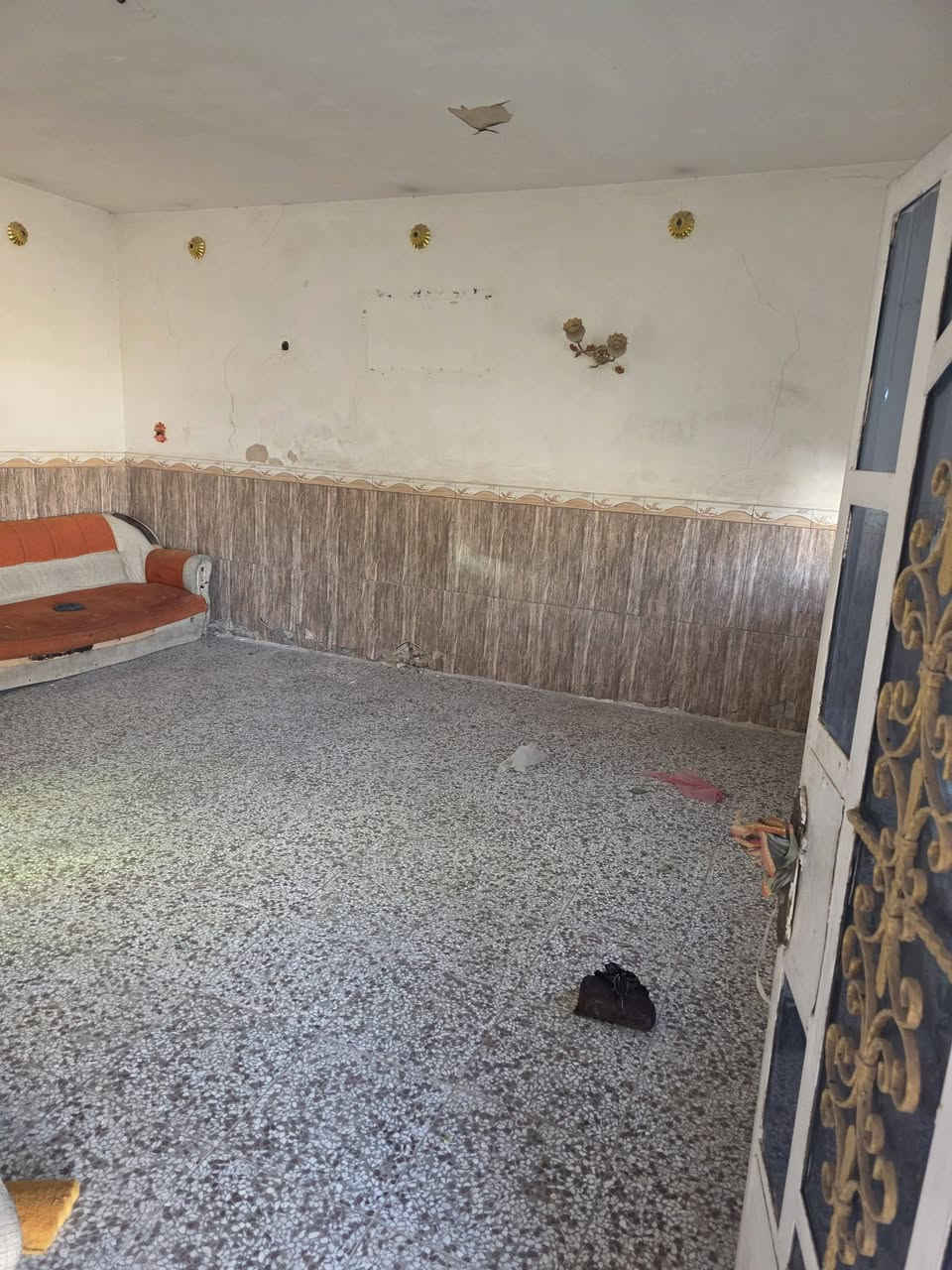 السلام عليكم يوجد دار للايجار في الراشدية  منطقة البدعة مساحة 250 متر بداية المنطقة بالقرب من برج الاتصالات يحتوي غرفتين ومطبخ واستقبال وصحيات داخليه وخارجيه وكراج كبير للإتصال ***********
