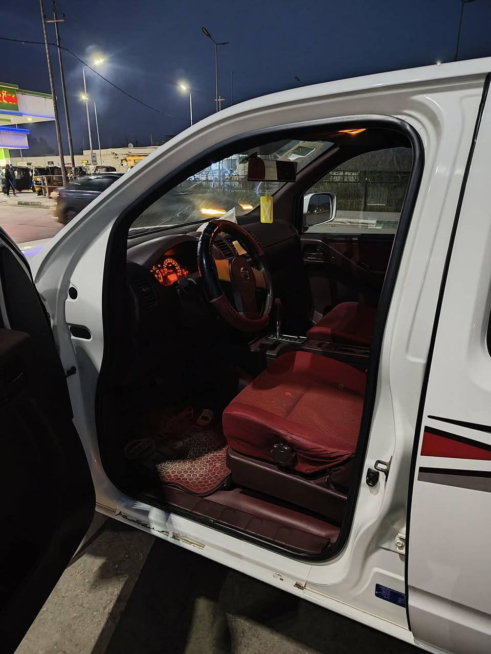 نيفارا 2014 رقم اربيل
ماشيه 180
بيها شبر بالجاملغ الخلفي وشبر باب البدي 
والباقي كفاله حداديه وكير ومكينه خير من الله
المكان واسط العزيزيه 
***********
