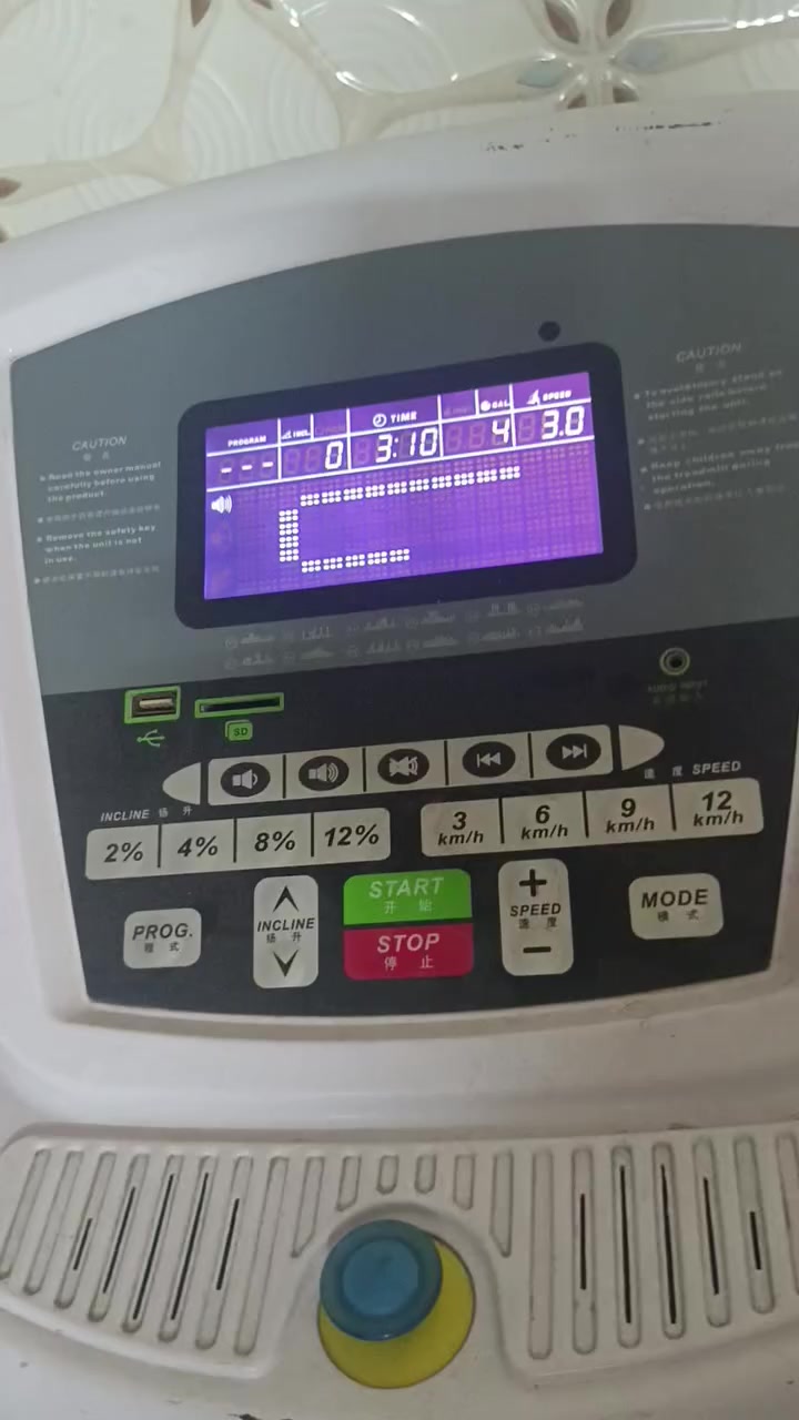 السلام عليكم  جهاز جري 🏃💨💨 ايطالي وزن ثقيل بي جبلي عدد السرع ١٨ بي قياس نبضات القلب وبي وديجي الجبلي بي ١٥    س ١٧٥ وبي مجال بسيط مكاني بغداد مدينة الصدر وهذا رقمي ***********
