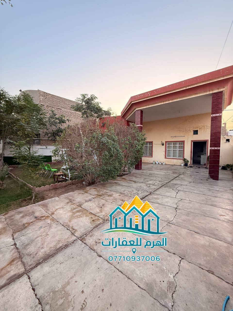 بيت للبيع – حي المثنى / خلف الخضراء

📏 المساحة: 412م²
📍 الموقع: ركن مميز على شارعين (شارع 15× شارع 12 متر)
🚗 الگراج: واسع يتسع لسيارة
🌿 تتوفر حديقة أمامية 

🏠 المواصفات:

4 غرف نوم

استقبال واسع + صالة + مطبخ

البيت متوسط العمر وجاهز للسكن، أو للاستثمار، أو لإعادة البناء من جديد

💎 المميزات الإضافية:
📍 موقع مميز جدًا في بداية حي المثنى، قريب من الأربع شوارع (أول فرع)،
وفرصة ممتازة للباحثين عن سكن واسع أو مشروع بناء حديث.

📞 للاستفسار والمعاينة:
أنس: ***********
غيث: ***********

📍 موقع المكتب: حي الضباط الثانية – مقابل شارع 2000
