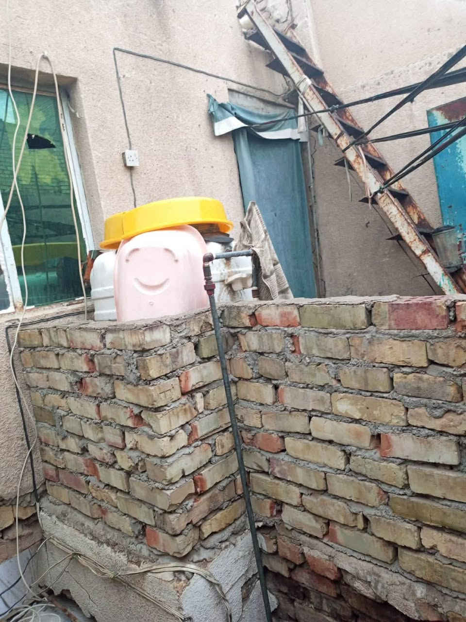 السلام عليكم
نصف قطعه للبيع ٥٥متر قطاع ٧٣ 
طابقين  تحتوي على ٣ غرف +استقبال سقف عگادة 
للاستفسار ***********
