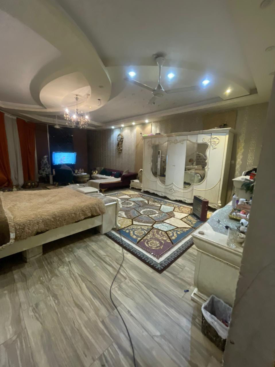 السلام عليكم 
بيت للبيع بناء حديث مساحة 200m
واجهة 10 نزال 20 
على شارع 10m
يحتوي على 4 غرف 
غرفة بالطابق الارضي و 3 في الاعلى احدى الغرف كبيره تحتوي على حمام داخلي 
صحيات للطابقين اضافة الى المطبخ 
كراج للسيارة 
عنوان البيت الحكيمية السوق الاصفر
السعر 700 قابل للتفاوض 
للتواصل ***********
