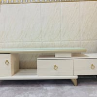 طاولة تلفزيون • نظيفة • بلا عيوب