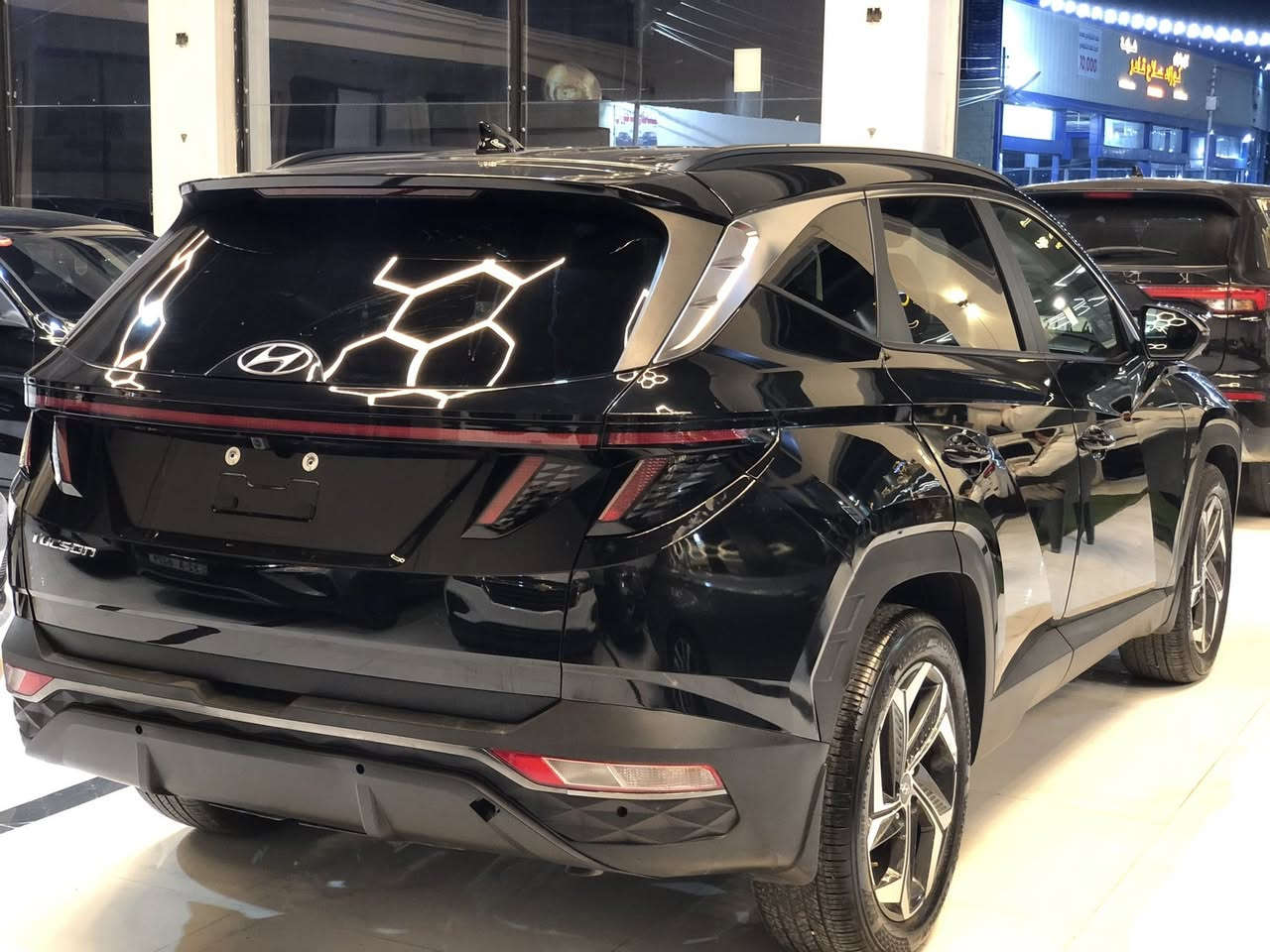 نوع السيارة:- توسان sel
لون السيارة :- اسود 
موديل السيارة :- 2024
مواصفات السيارة:-  SEL فتحة بصمة جلد كلشن هيتر و كهرباء شاشة اليكتروني 
عداد السيارة:- 4000 ميل ماشي فقط اخت زيرو
ضررها :- بدون قطره صبغ جاملغ ورا شوي تعديل بارد فقط 
سعرها :- 203 ورقة
نوع الرقم :- كاني اربيل تترقم شمالي فقط 
مكان السيارة:-اربيل (شركة مبست اوميد )
رقم تليفون 
0782 452 2011
