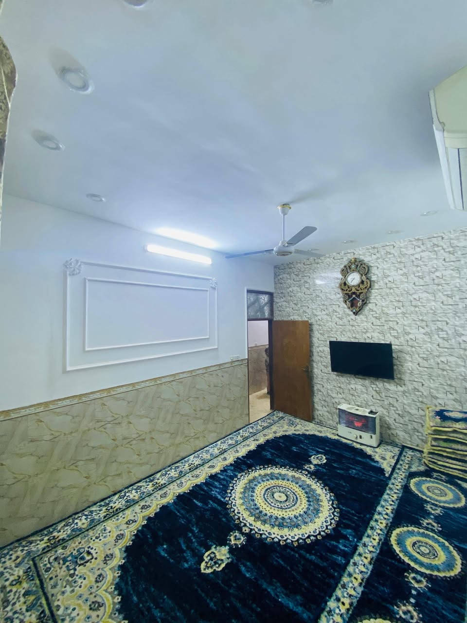 السلام عليكم دار للبيع المساحه 100/م طابقين طابق الأول يحتوي على استقبال وصاله و مطبخ و حمام و غرف نومة ومنور طابق الثاني غرفتين نوم و صاله و حمام البيتونه +مخزن سطح ملبوخ و مطبك شتايكر لاستفسار على رقم *********** المكان الكفائات قرب المستوصف مقابل ساحه جامع خاتم الاوصياء
