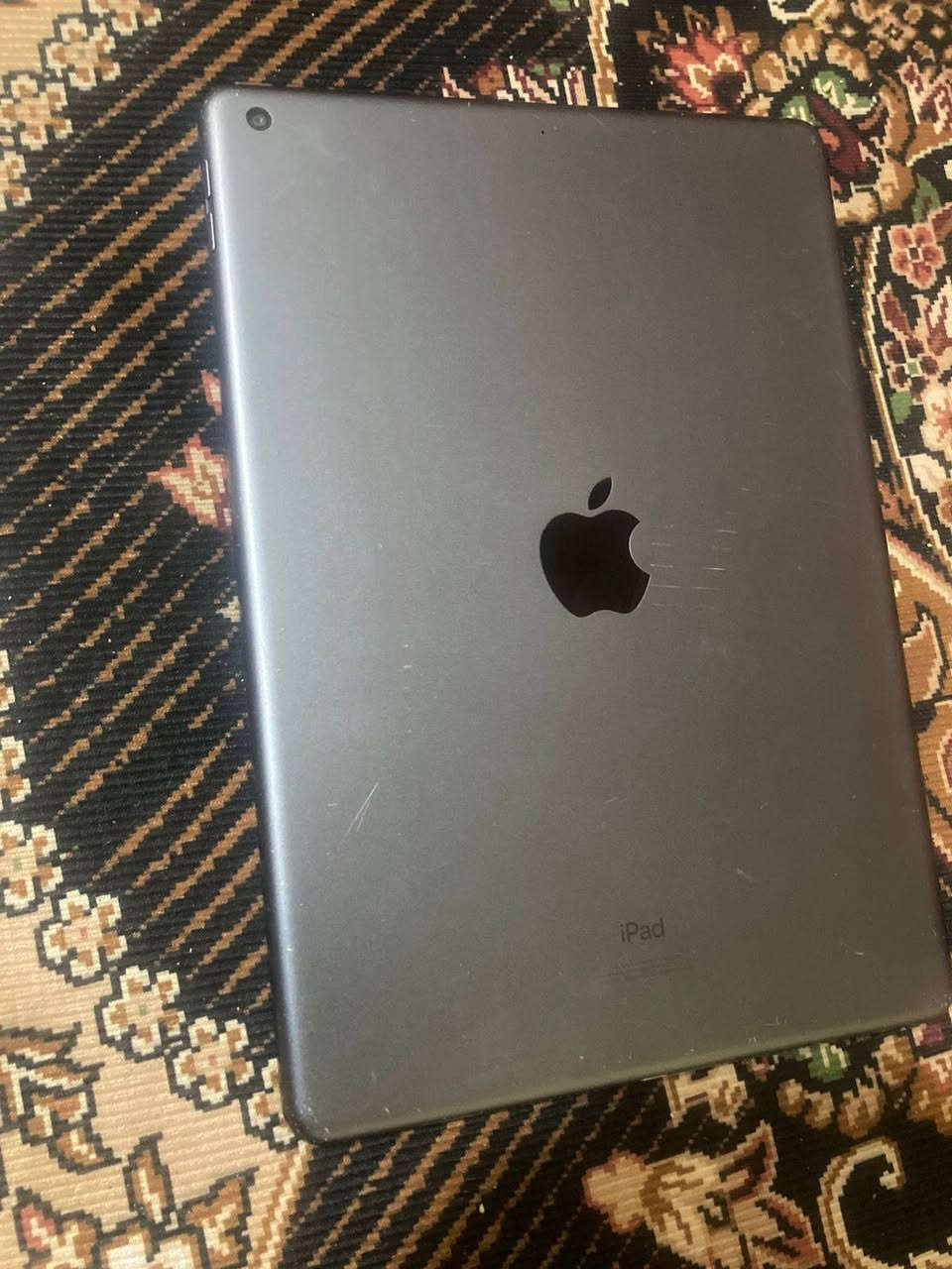 سلام عليكم ايباد 9 بس الكلاس مفطوره وياه فقط كارتون الذاكره256 بصمه شغاله اليباد جديد ***********  مكاني بغداد حي اور السعر (250)قفل
