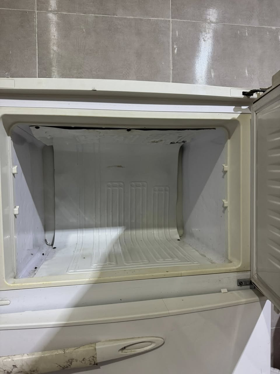 سلام عليكم هاي الثلاجة للبيع حجم كبير دبل بس الثلاجة قبل شهرين كامت ما تبرد ترستها غاز رجعت طبيعي وهسة همين ما تبرد مو تأخذها وتركعني شتايم للاستفسار اتصل ***********
