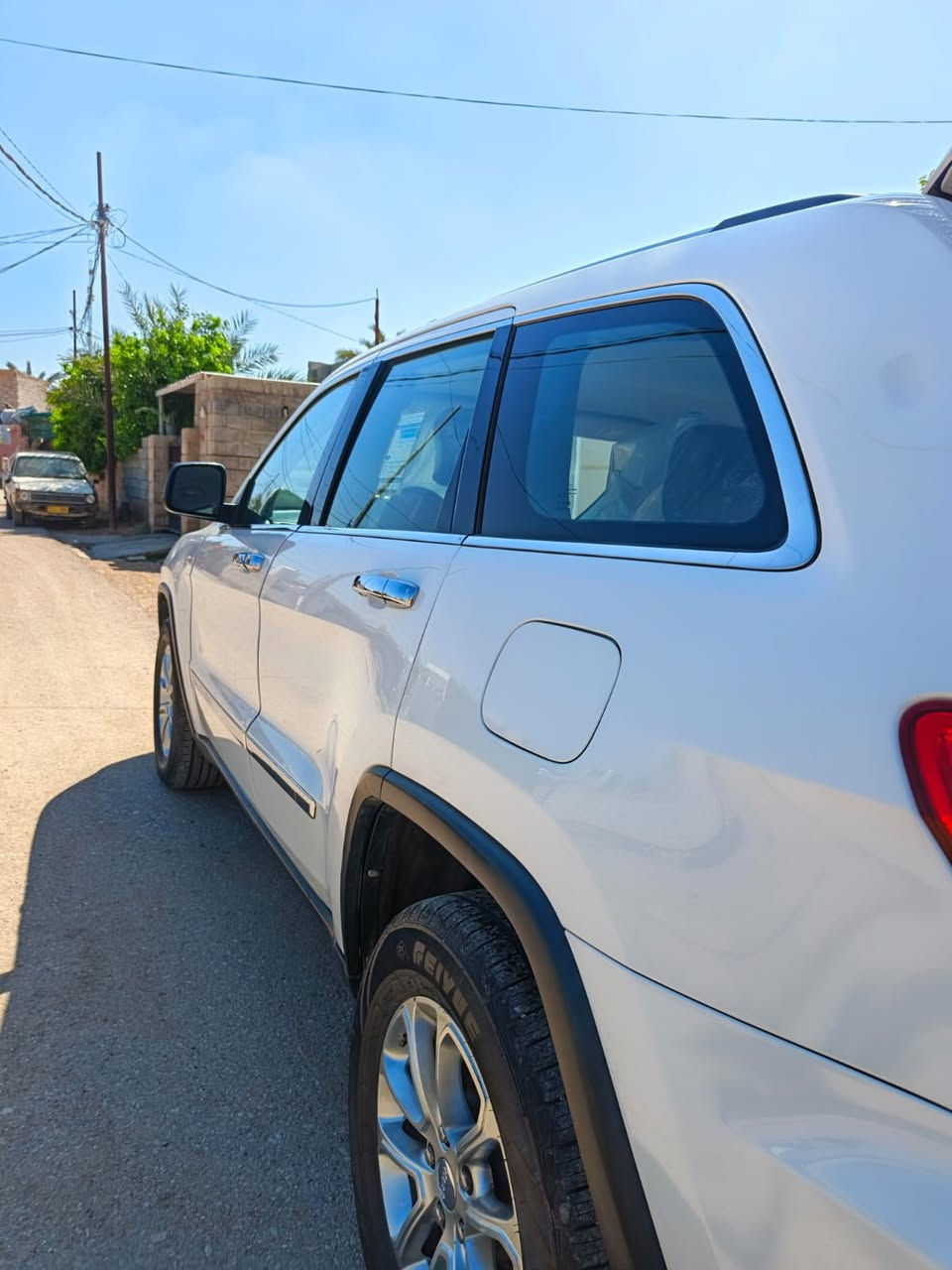 السلام عليكم
عيدكم مبارك

البيع جيب كراند شيروكي  مديل 13 

سياره خليجيه بيهه بارد بل باب الخلفي جهت السايق

سياره جديده كلش وأحله من الصوره فول ويل سياره عليهه دامه كامله ماتصرف عليهه رب دينار 

موقع السياره ديالئ شهربان اني مكلف بل نشر رقم صاحب السياره ***********
