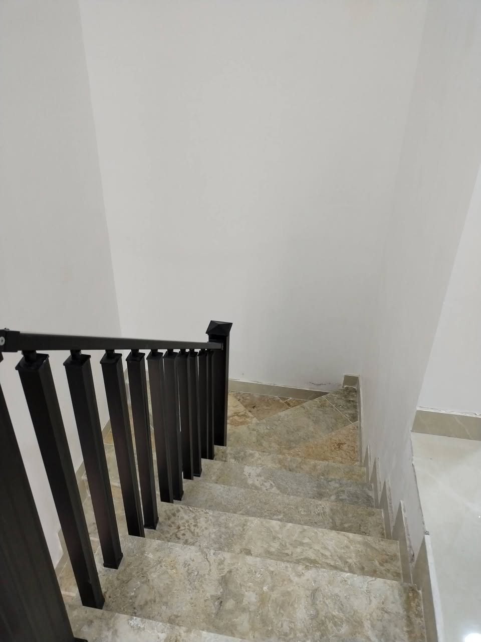 مشتملات عدد٢ طابقين كل مشتمل مساحه ١٠٠متر ٢غرف نوم بناء حديث موقع ممتاز كافه الخدمات طويريج حي المثنى تفاصيل على الخاص مكتب حيدر للعقار ***********
