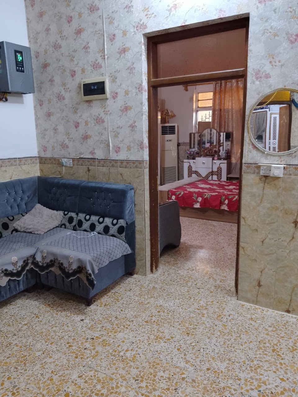 دار للبيع كوت حي الخضراء مقبيل شارع 30الخاجيه شارع الساده 200 متر يحتوي على مطبخ استقبال صاله داخليه وغرفتين نوم وصحيات داخليه وخارجيه طابق واحد السعر 95وبيه مجال للطبين الاستفسار الاتصال على الرقم ***********
